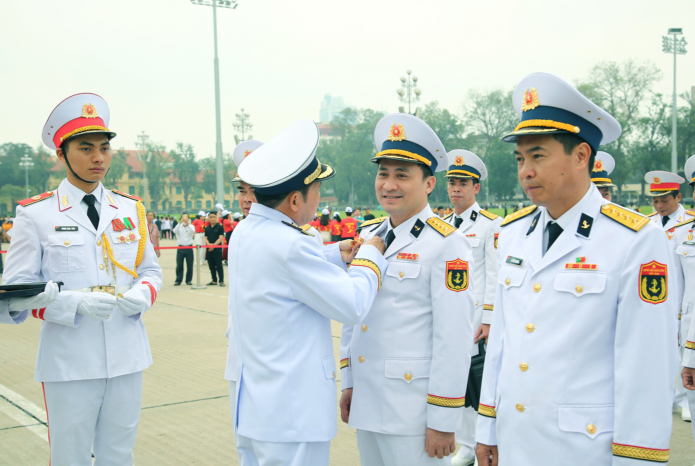 Thủ trưởng Quân chủng Hải quân gắn Huy hiệu Bác Hồ tặng các đại biểu. Thủ trưởng Quân chủng Hải quân gắn Huy hiệu Bác Hồ tặng các đại biểu.