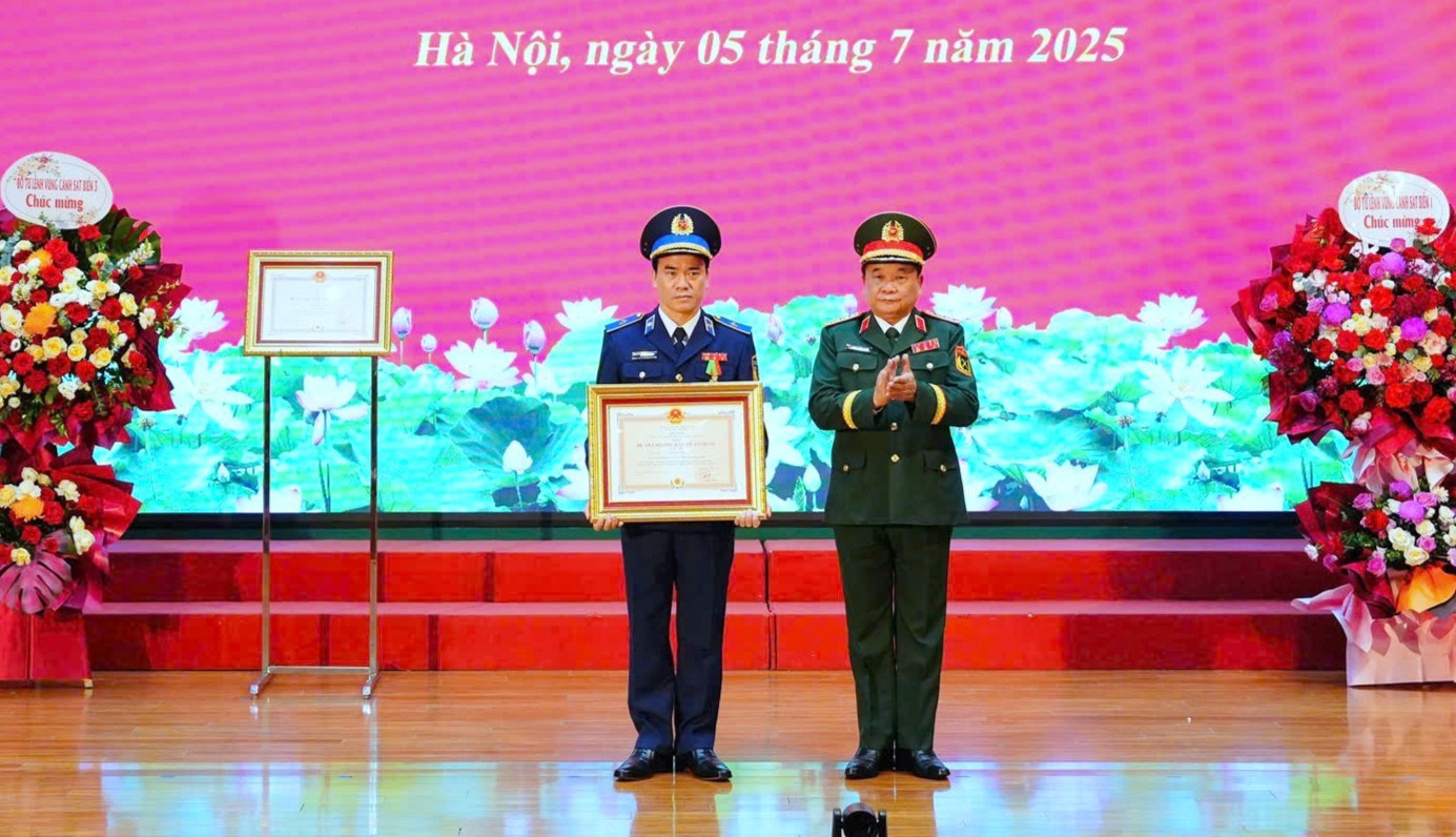 Thừa uỷ quyền của Chủ tịch nước, Thượng tướng Hoàng Xuân Chiến trao Huân chương Bảo vệ Tổ quốc hạng Nhì tặng Thiếu tướng Vũ Trung Kiên - Phó Tư lệnh Cảnh sát biển.