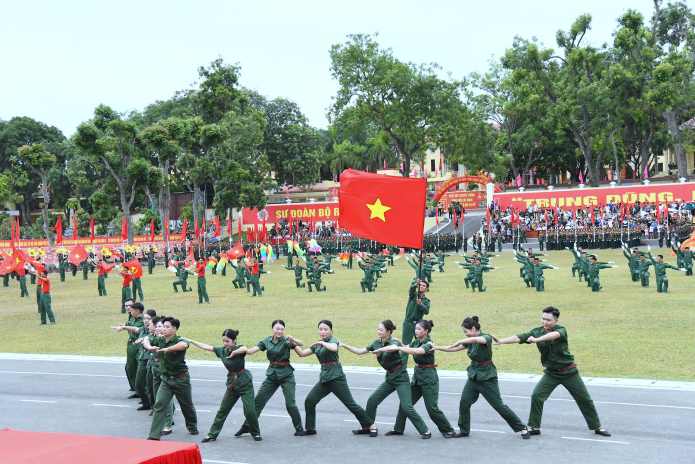 Nhiều hoạt động văn hoá văn nghệ, hội trại đặc sắc đã diễn ra trong dịp kỷ niệm 70 năm ngày thành lập Sư đoàn 324.
