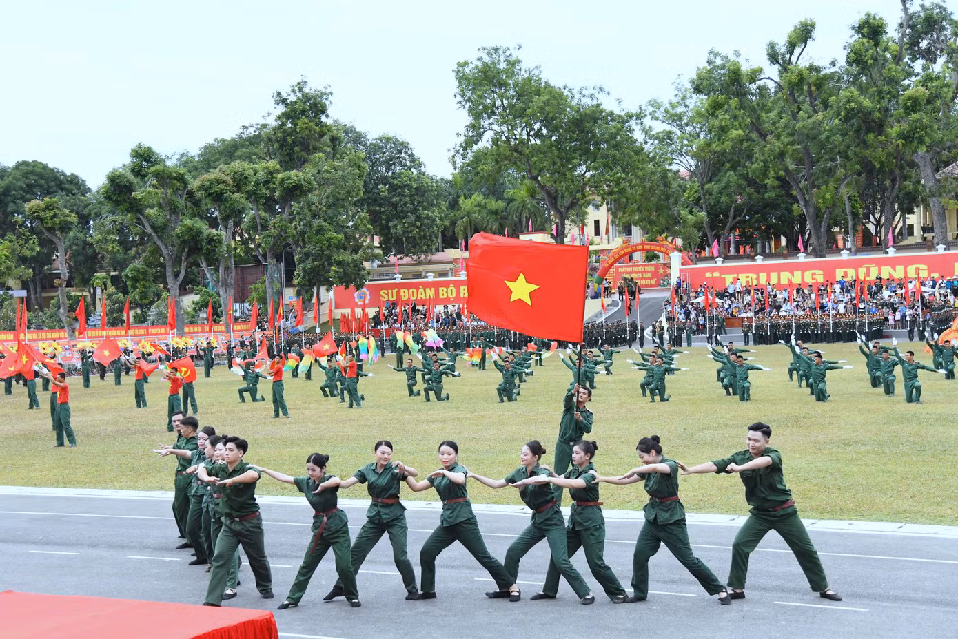 Nhiều hoạt động văn hoá văn nghệ, hội trại đặc sắc đã diễn ra trong dịp kỷ niệm 70 năm ngày thành lập Sư đoàn 324.
