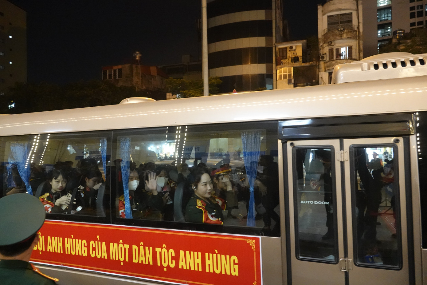 Đoàn xe quân sự đưa hàng trăm nữ quân nhân tới ga Hà Nội.