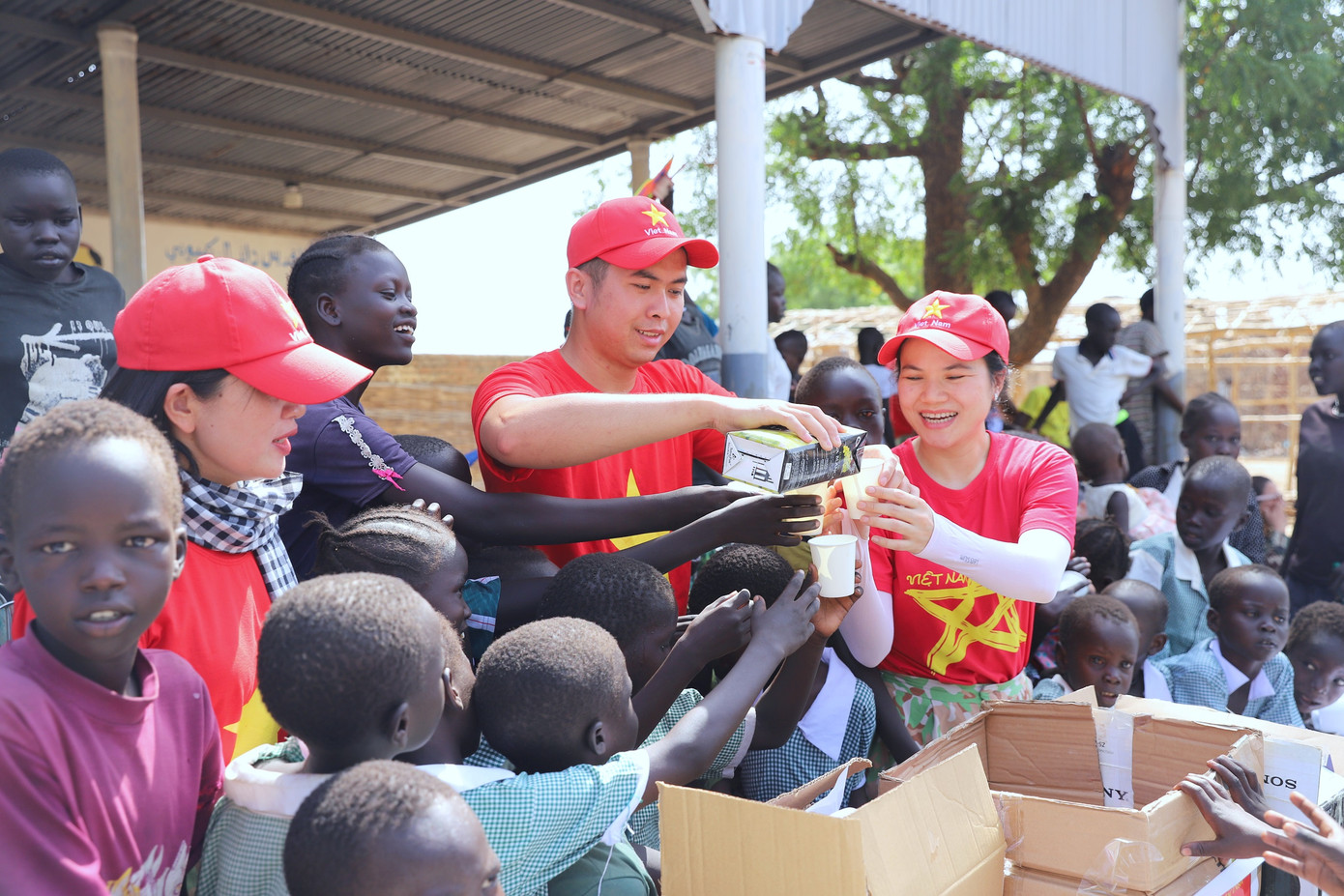 Rất nhiều món quà yêu thương đã được người lính mũ nồi xanh Việt Nam gửi tới trẻ em Abyei trong dịp Quốc tế Thiếu nhi năm nay.