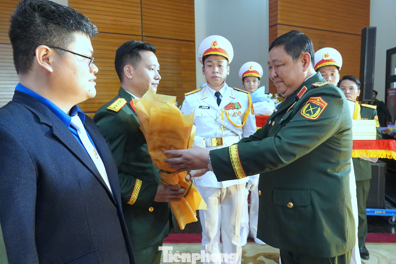 Lãnh đạo Ban Tuyên giáo và Dân vận Trung ương, Bộ Quốc phòng, Bộ Tổng tham mưu, Tổng cục Chính trị và Trung ương Đoàn trao thưởng cho 60 Gương mặt trẻ triển vọng toàn quân năm 2024. Lãnh đạo Ban Tuyên giáo và Dân vận Trung ương, Bộ Quốc phòng, Bộ Tổng tham mưu, Tổng cục Chính trị và Trung ương Đoàn trao thưởng cho 60 Gương mặt trẻ triển vọng toàn quân năm 2024.