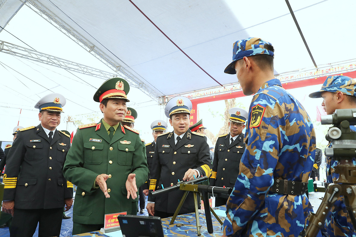 Đại tướng Nguyễn Tân Cương cùng các đại biểu tham quan mô hình, học cụ huấn luyện tại Lữ đoàn 147.