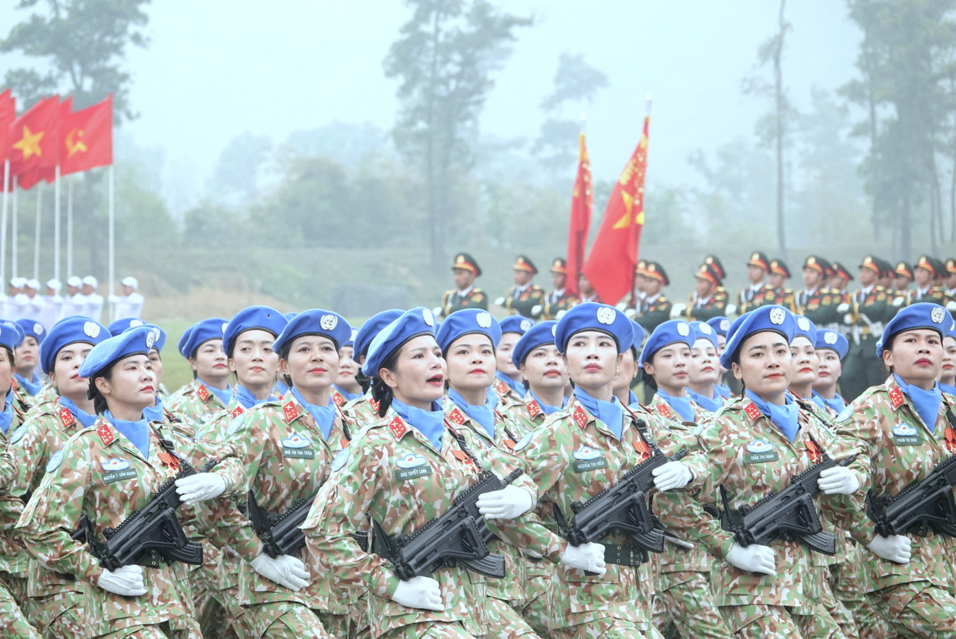 Các Khối nữ Quân nhạc, nữ Gìn giữ hòa bình Việt Nam và nữ Dân quân miền Bắc. Các Khối nữ Quân nhạc, nữ Gìn giữ hòa bình Việt Nam và nữ Dân quân miền Bắc.