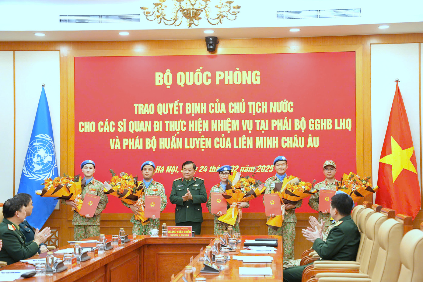 Thừa ủy quyền của Chủ tịch nước, Thượng tướng Hoàng Xuân Chiến trao các quyết định cho 5 sĩ quan.