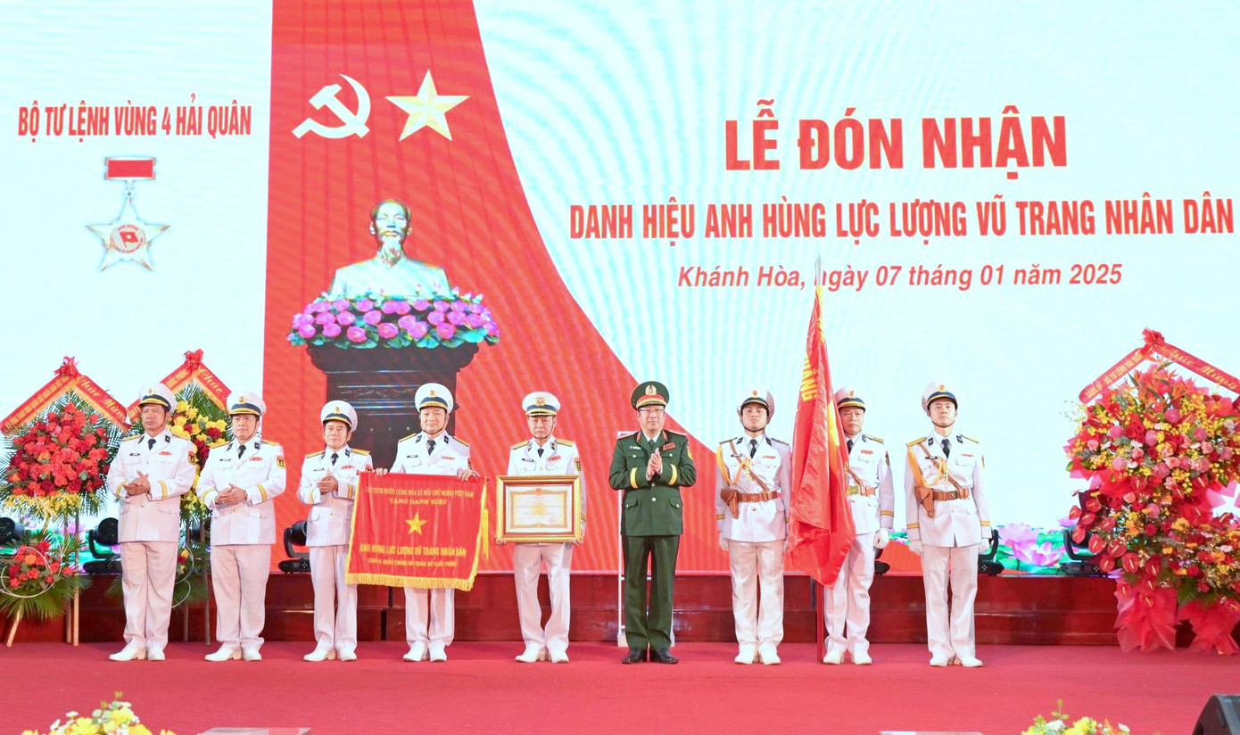 Thừa ủy quyền của Chủ tịch nước, Thượng tướng Phạm Hoài Nam trao danh hiệu Anh hùng Lực lượng vũ trang nhân dân tặng Vùng 4 Hải quân, sáng 7/1.