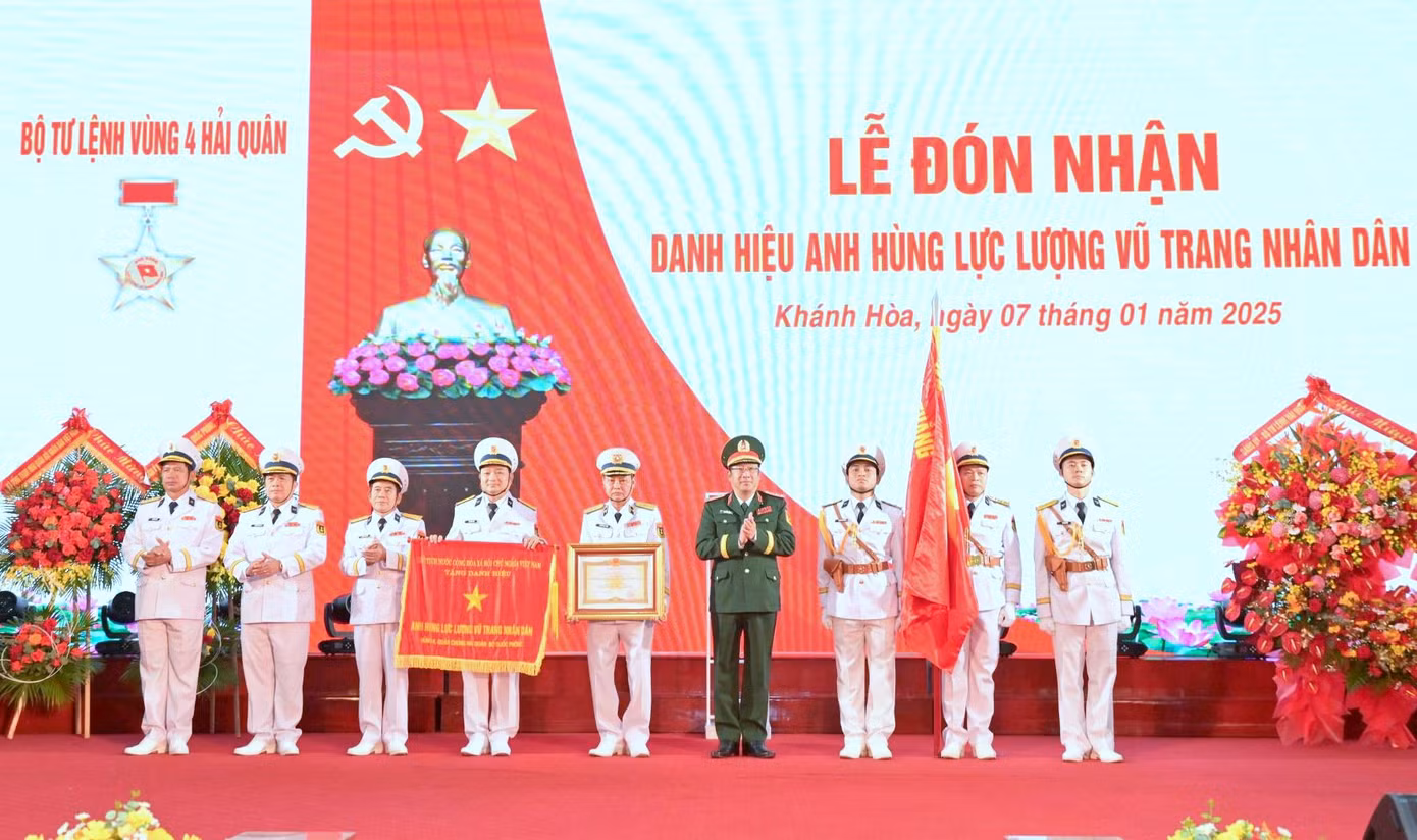 Thừa ủy quyền của Chủ tịch nước, Thượng tướng Phạm Hoài Nam trao danh hiệu Anh hùng Lực lượng vũ trang nhân dân tặng Vùng 4 Hải quân, sáng 7/1.