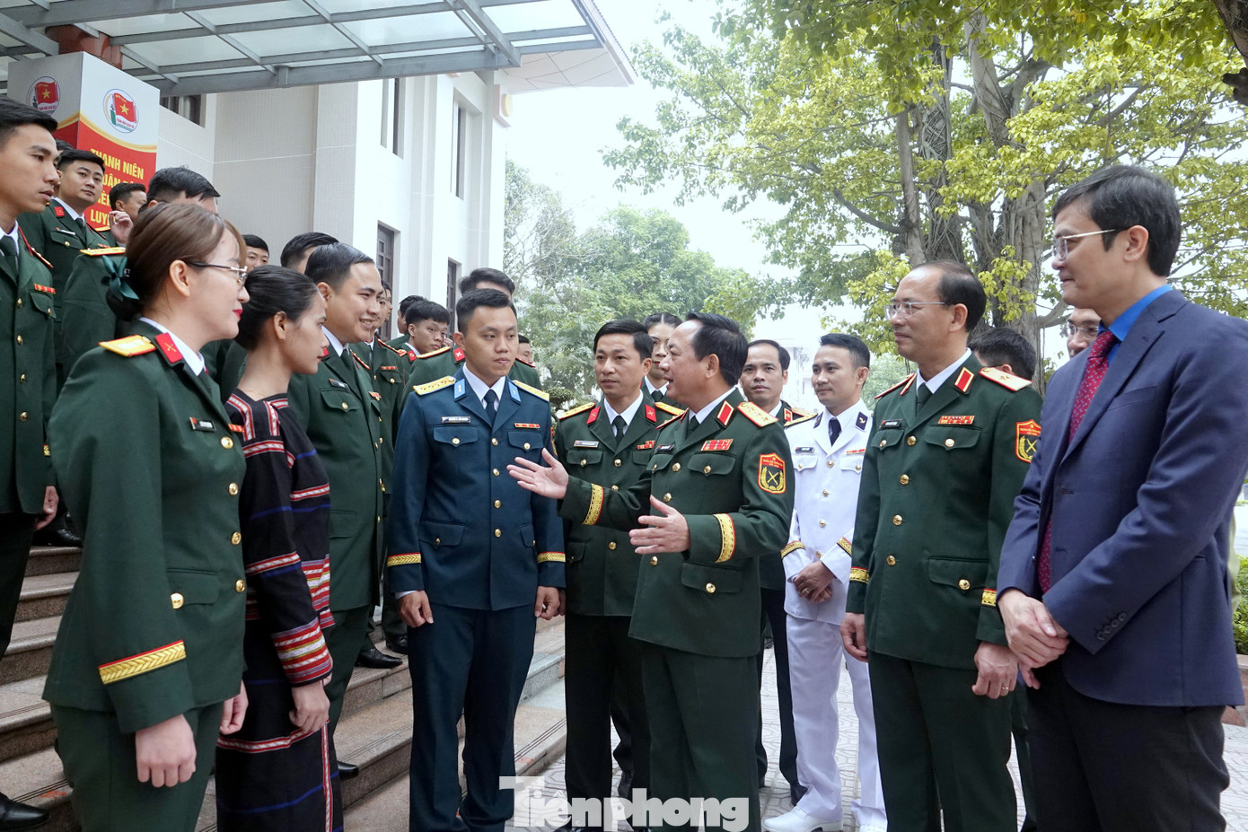 Lãnh đạo Quân ủy Trung ương - Bộ Quốc phòng và Trung ương Đoàn trò chuyện với các đại biểu về dự chương trình tuyên dương. Ảnh: Nguyễn Minh Lãnh đạo Quân ủy Trung ương - Bộ Quốc phòng và Trung ương Đoàn trò chuyện với các đại biểu về dự chương trình tuyên dương. Ảnh: Nguyễn Minh