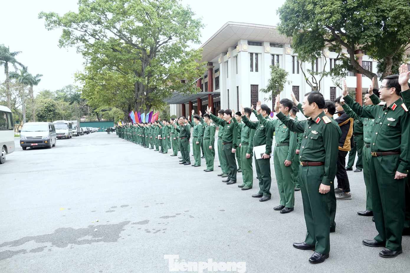 Đại tướng Nguyễn Tân Cương và cán bộ, chiến sĩ vẫy chào tạm biệt đoàn công tác. Đại tướng Nguyễn Tân Cương và cán bộ, chiến sĩ vẫy chào tạm biệt đoàn công tác.