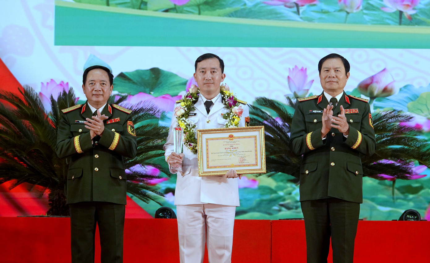 Lãnh đạo Tổng cục Chính trị và Bộ Tổng tham mưu Quân đội nhân dân Việt Nam trao danh hiệu Gương mặt trẻ tiêu biểu toàn quân năm 2024 tặng Thiếu tá Ngô Đức Anh.