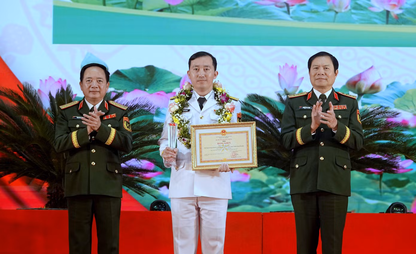 Lãnh đạo Tổng cục Chính trị và Bộ Tổng tham mưu Quân đội nhân dân Việt Nam trao danh hiệu Gương mặt trẻ tiêu biểu toàn quân năm 2024 tặng Thiếu tá Ngô Đức Anh.