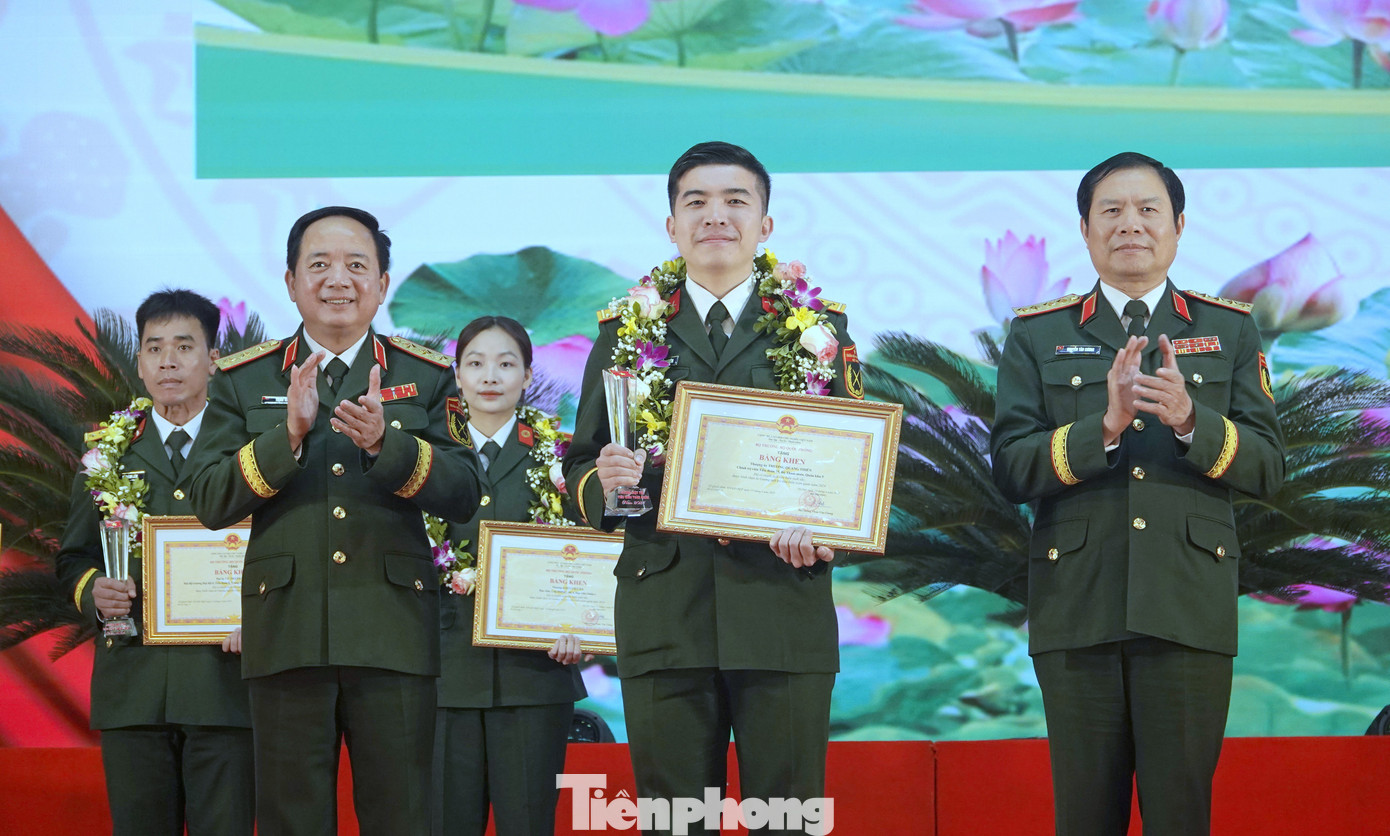 Lãnh đạo Tổng cục Chính trị và Bộ Tổng tham mưu Quân đội nhân dân Việt Nam trao danh hiệu Gương mặt trẻ tiêu biểu toàn quân năm 2024 tặng Đại úy Trương Quang Thiên. Ảnh: Nguyễn Minh Lãnh đạo Tổng cục Chính trị và Bộ Tổng tham mưu Quân đội nhân dân Việt Nam trao danh hiệu Gương mặt trẻ tiêu biểu toàn quân năm 2024 tặng Đại úy Trương Quang Thiên. Ảnh: Nguyễn Minh