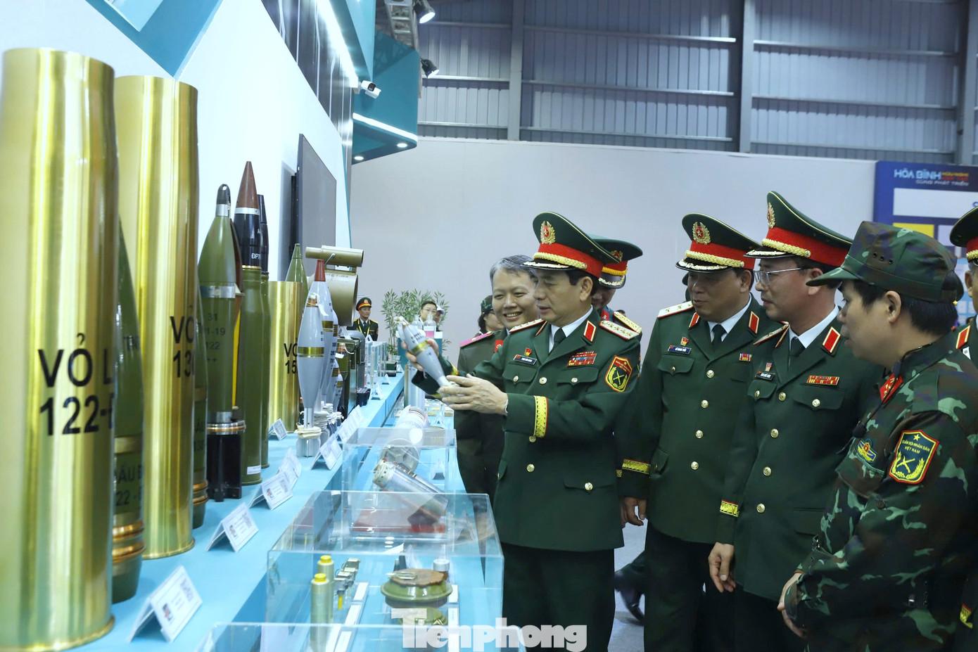 Lãnh đạo Bộ Quốc phòng và Tổng cục CNQP tại khu trưng bày của ngành quân giới Việt Nam, trong khuôn khổ Triển lãm Quốc phòng quốc tế Việt Nam 2024.