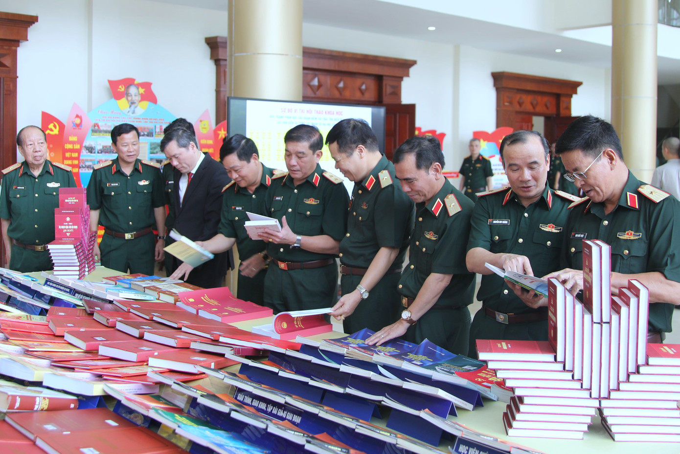 Đại biểu dự hội thảo tại khu trưng bày các ấn phẩm. Đại biểu dự hội thảo tại khu trưng bày các ấn phẩm.