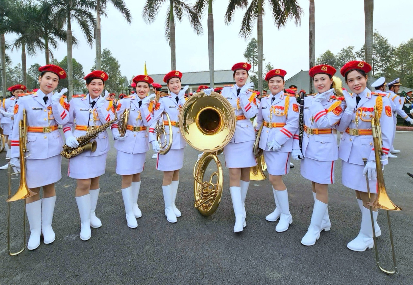 Binh nhất Phạm Thị Ái (thứ 4 từ phải sang) cùng các nữ quân nhân trong Khối quân nhạc.