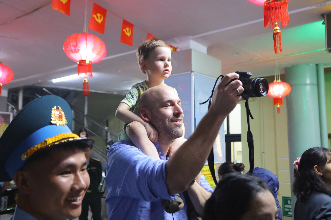 Du khách nước ngoài hào hứng ghi lại những hình ảnh đặc biệt tại sân ga Hà Nội trong tối 4/4. Du khách nước ngoài hào hứng ghi lại những hình ảnh đặc biệt tại sân ga Hà Nội trong tối 4/4.