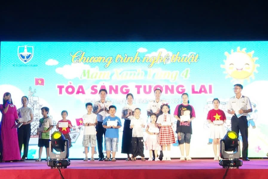 Vùng 4 Hải quân và đơn vị đồng hành trao quà tặng các em nhỏ nhân dịp Quốc tế Thiếu nhi.