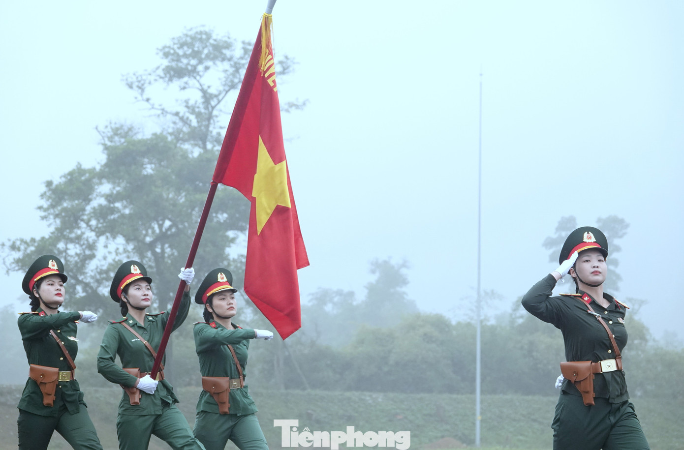 Khối trưởng và Tổ Quân kỳ của Khối nữ sĩ quan Quân y hợp luyện đội hình khối tại TB4. Khối trưởng và Tổ Quân kỳ của Khối nữ sĩ quan Quân y hợp luyện đội hình khối tại TB4.