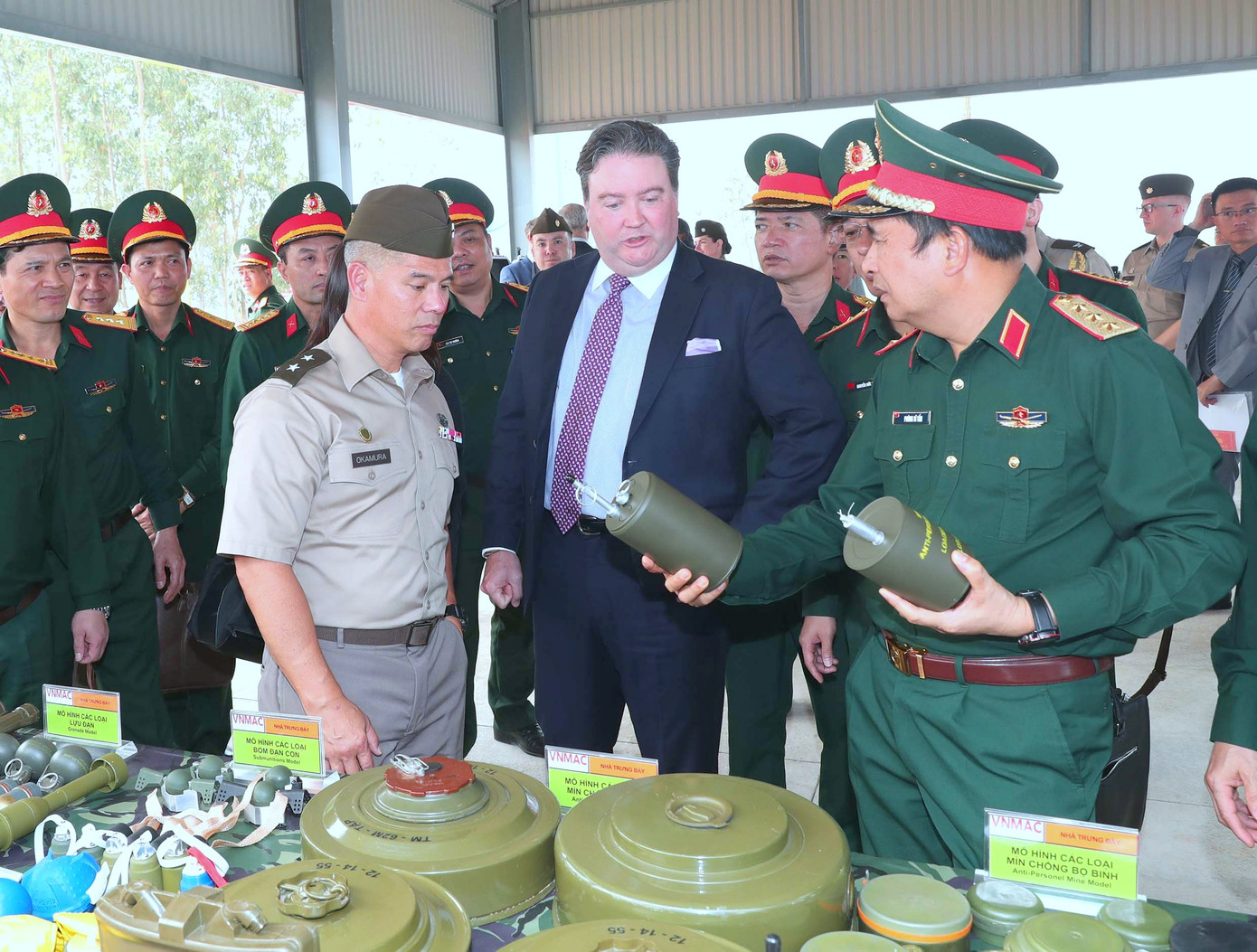 Các đại biểu tham quan khu vực trưng bày trang bị, mô hình huấn luyện tại Thao trường huấn luyện xử lý vật liệu nổ. Các đại biểu tham quan khu vực trưng bày trang bị, mô hình huấn luyện tại Thao trường huấn luyện xử lý vật liệu nổ.