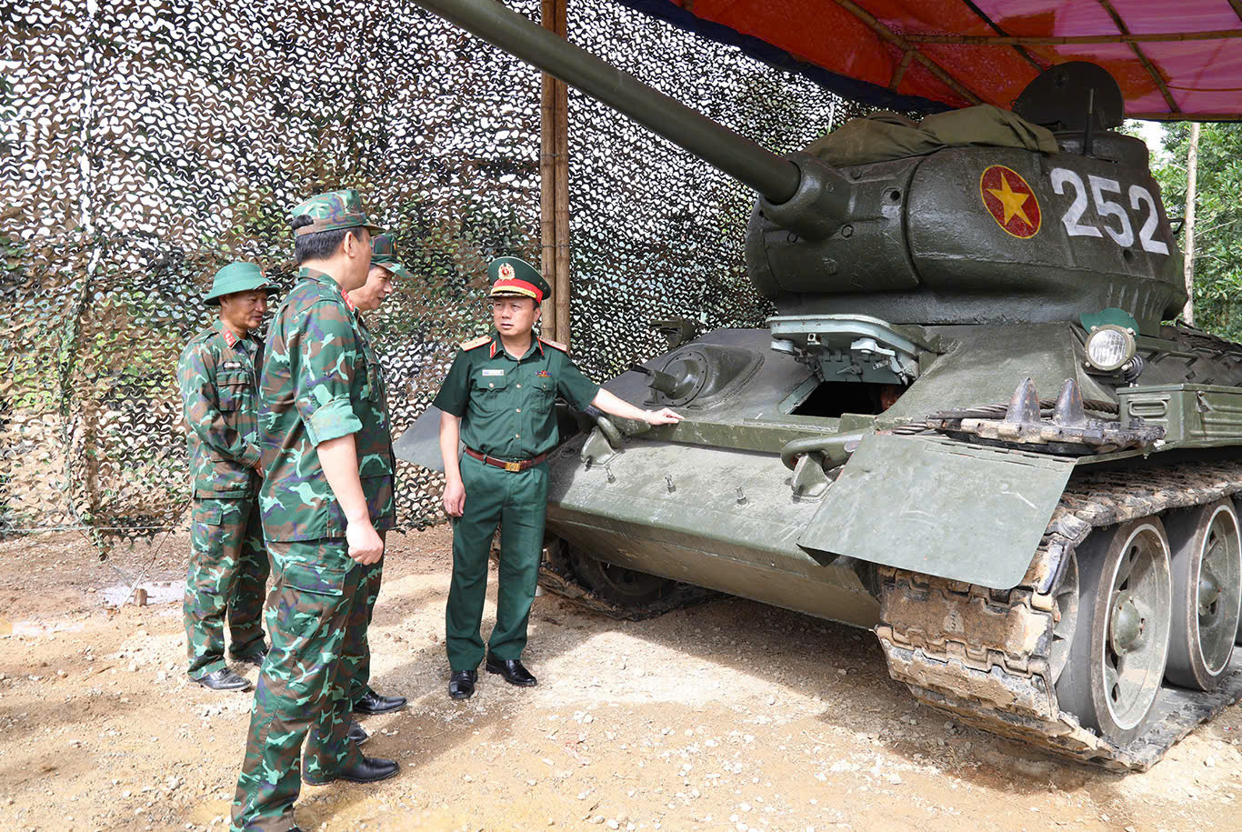 Thiếu tướng Phùng Ngọc Sơn kiểm tra công tác bảo đảm kỹ thuật cho phương tiện thực hiện nhiệm vụ A80.