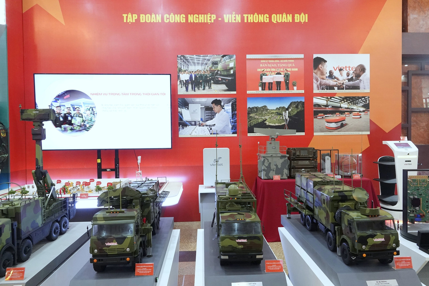 Một số gian trưng bày của các đơn vị Quân đội tại khu vực Hội trường Bộ Quốc phòng, chiều 2/7.