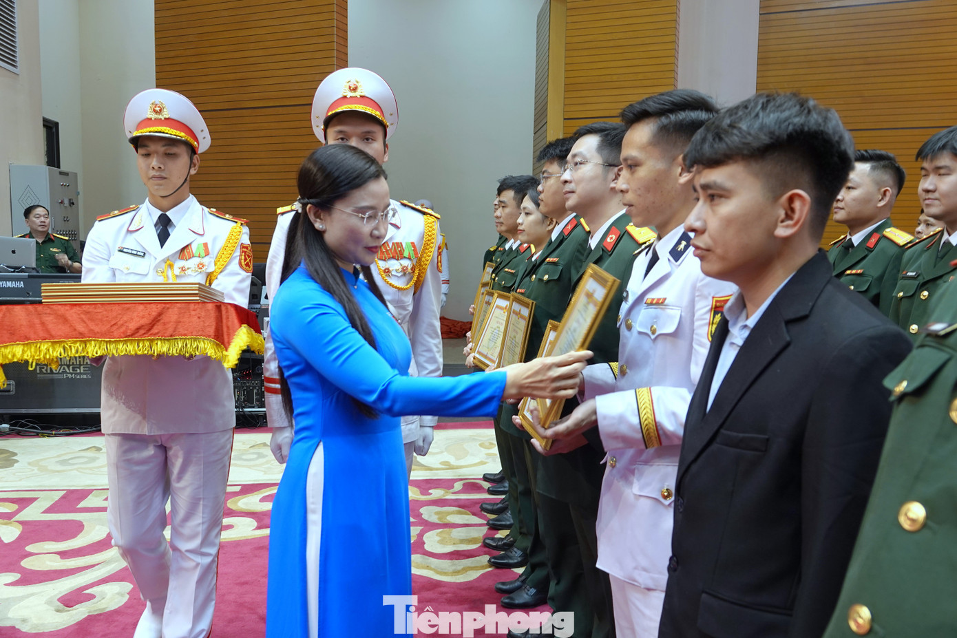 Thứ trưởng Bộ Quốc phòng Nguyễn Hồng Thái và Bí thư Trung ương Đoàn Nguyễn Phạm Duy Trang trao Chứng nhận của Chủ nhiệm Tổng cục Chính trị Quân đội nhân dân Việt Nam tặng các công trình đoạt giải Nhất và giải Nhì; trao Huy hiệu Tuổi trẻ sáng tạo của Trung ương Đoàn tặng các tác giả có công trình đoạt giải Nhất giải thưởng lần thứ 25.