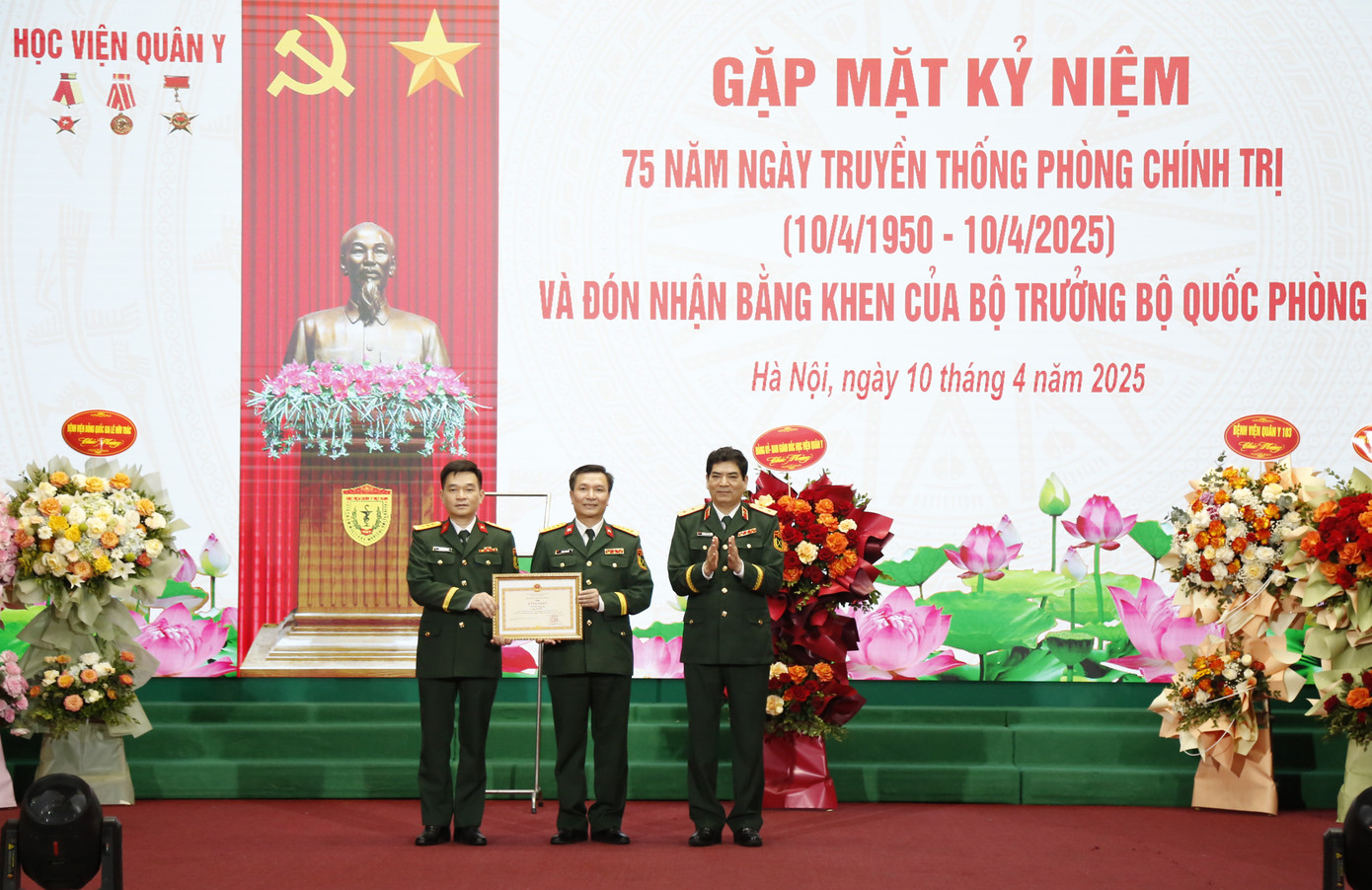 Tại lễ kỷ niệm, thừa ủy quyền của lãnh đạo Bộ Quốc phòng, Trung tướng Nghiêm Đức Thuận trao Bằng khen của Bộ trưởng Bộ Quốc phòng tặng Phòng Chính trị Học viện.