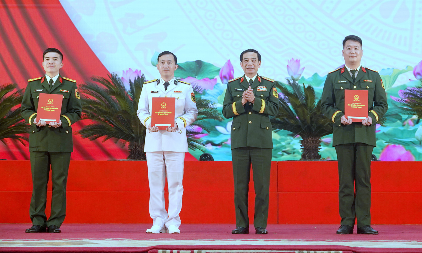 Đại tướng Phan Văn Giang - Bộ trưởng Bộ Quốc phòng, trao các Quyết định tuyển dụng, phong, thăng quân hàm sĩ quan đối với 3 Gương mặt trẻ tiêu biểu toàn quân năm 2024. Ảnh: Nguyễn Minh