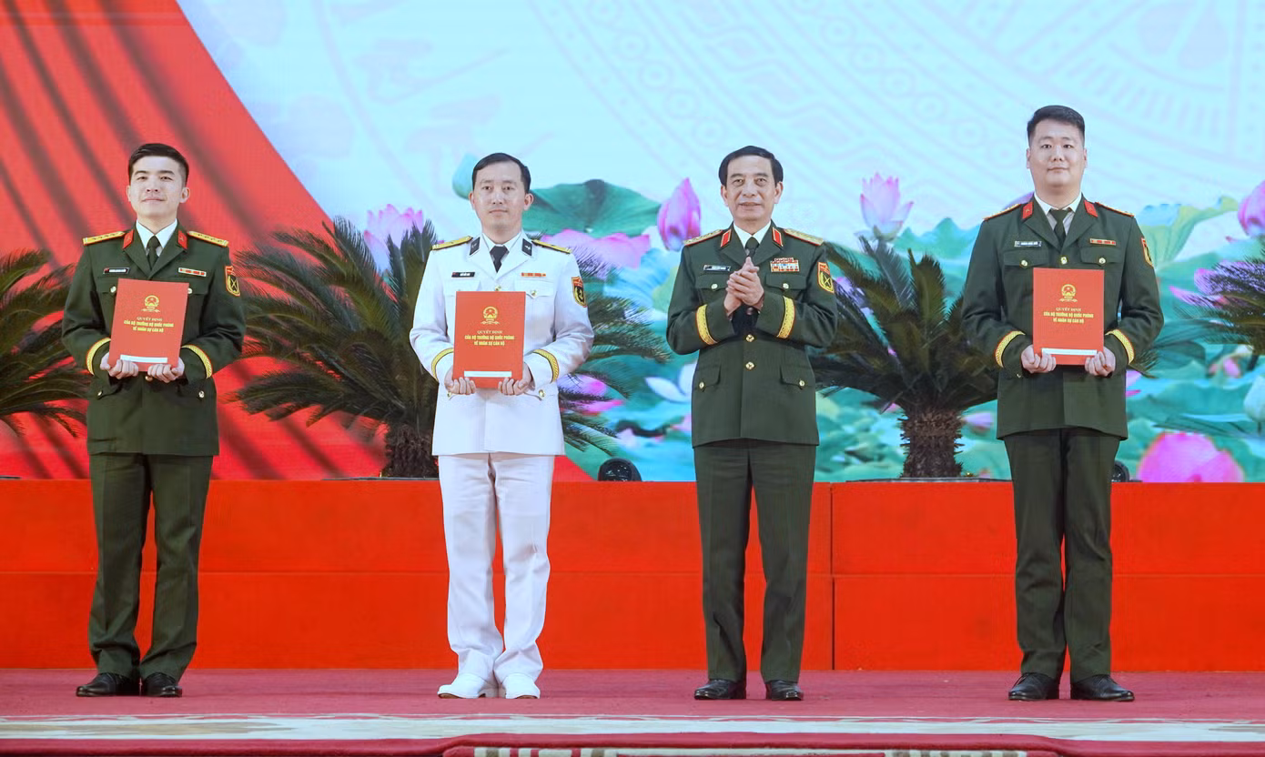 Đại tướng Phan Văn Giang - Bộ trưởng Bộ Quốc phòng, trao các Quyết định tuyển dụng, phong, thăng quân hàm sĩ quan đối với 3 Gương mặt trẻ tiêu biểu toàn quân năm 2024. Ảnh: Nguyễn Minh