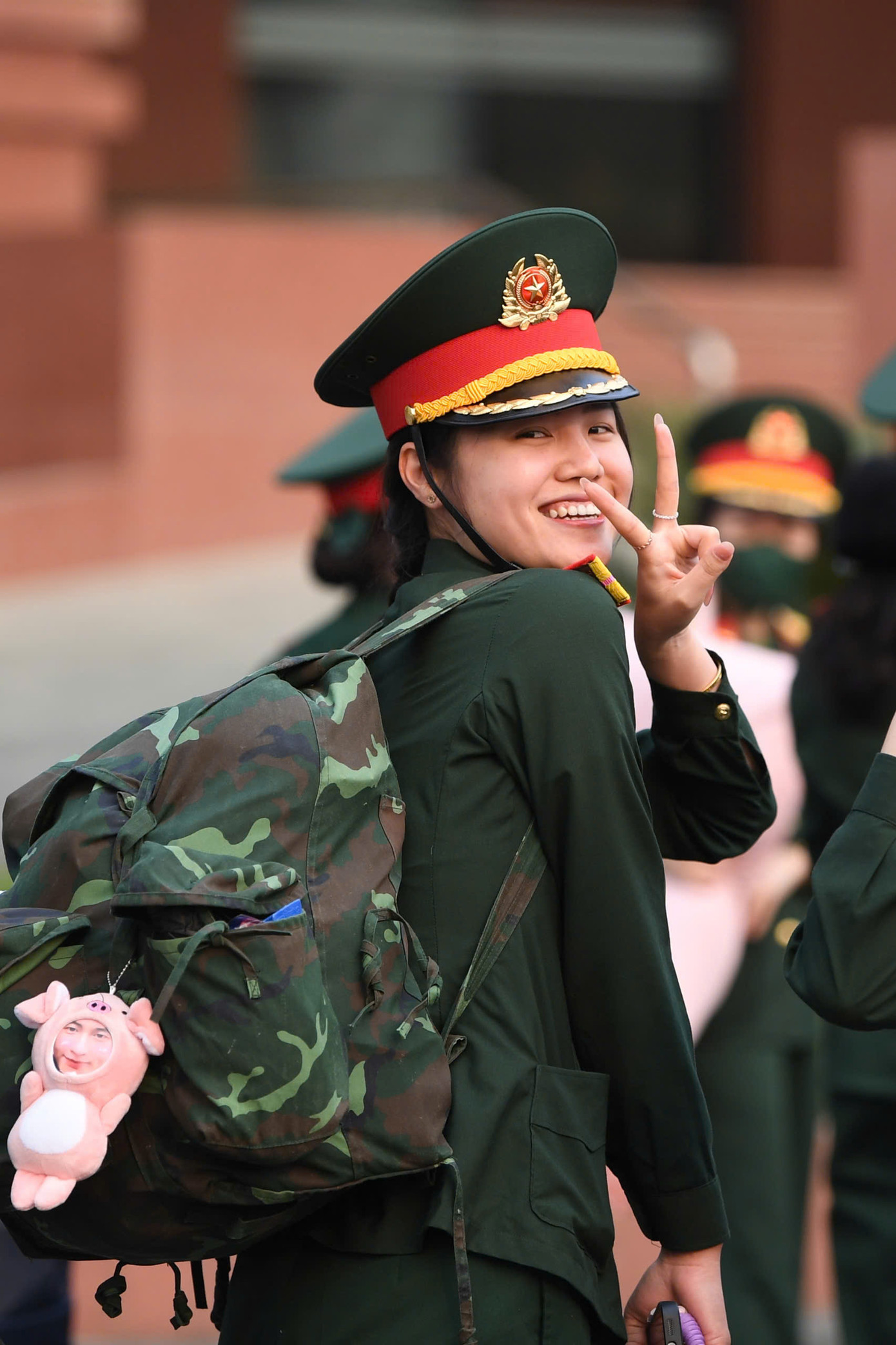 Thể hiện quyết tâm hoàn thành nhiệm vụ.