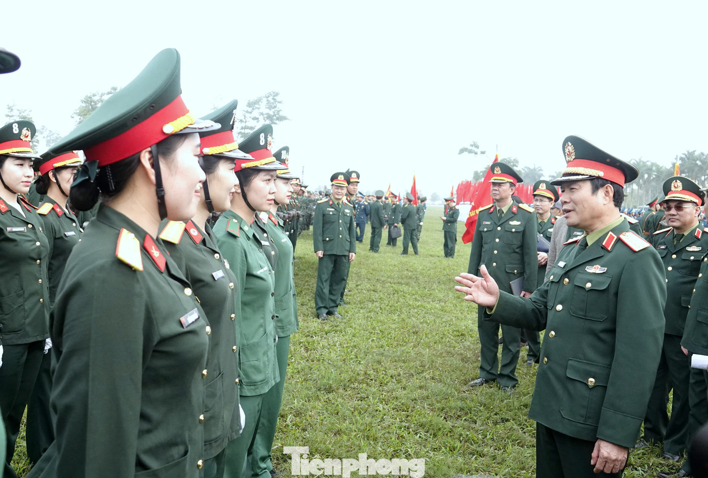 Đại tướng Nguyễn Tân Cương - Tổng Tham mưu trưởng Quân đội nhân dân Việt Nam, Thứ trưởng Bộ Quốc phòng, trò chuyện với các nữ quân nhân trong Khối nữ Quân y. Đại tướng Nguyễn Tân Cương - Tổng Tham mưu trưởng Quân đội nhân dân Việt Nam, Thứ trưởng Bộ Quốc phòng, trò chuyện với các nữ quân nhân trong Khối nữ Quân y.