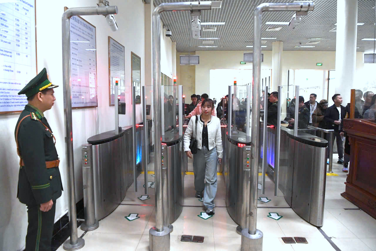 Thủ tục xuất nhập cảnh được thực hiện nhanh chóng nhờ áp dụng mô hình cửa khẩu thông minh tại Cửa khẩu quốc tế Móng Cái.