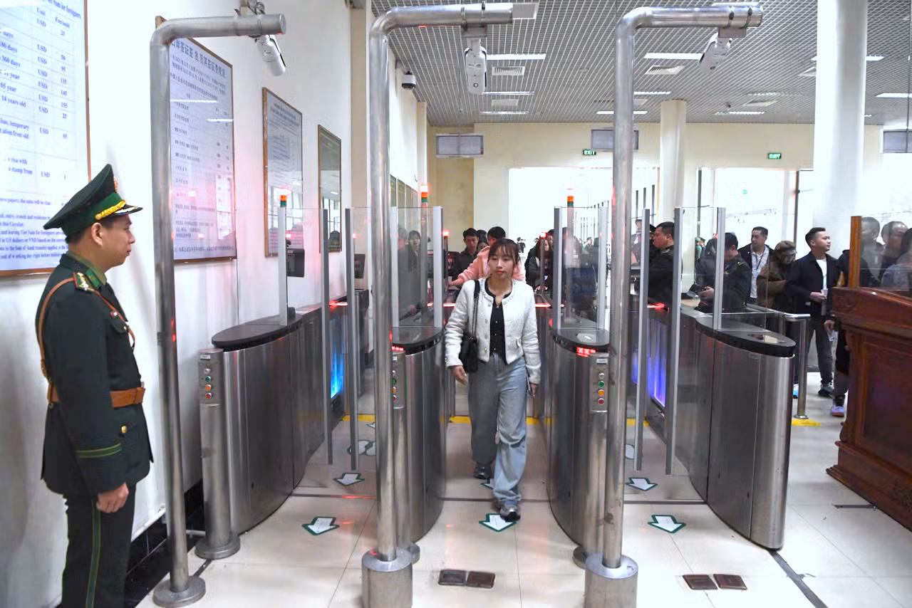 Thủ tục xuất nhập cảnh được thực hiện nhanh chóng nhờ áp dụng mô hình cửa khẩu thông minh tại Cửa khẩu quốc tế Móng Cái.