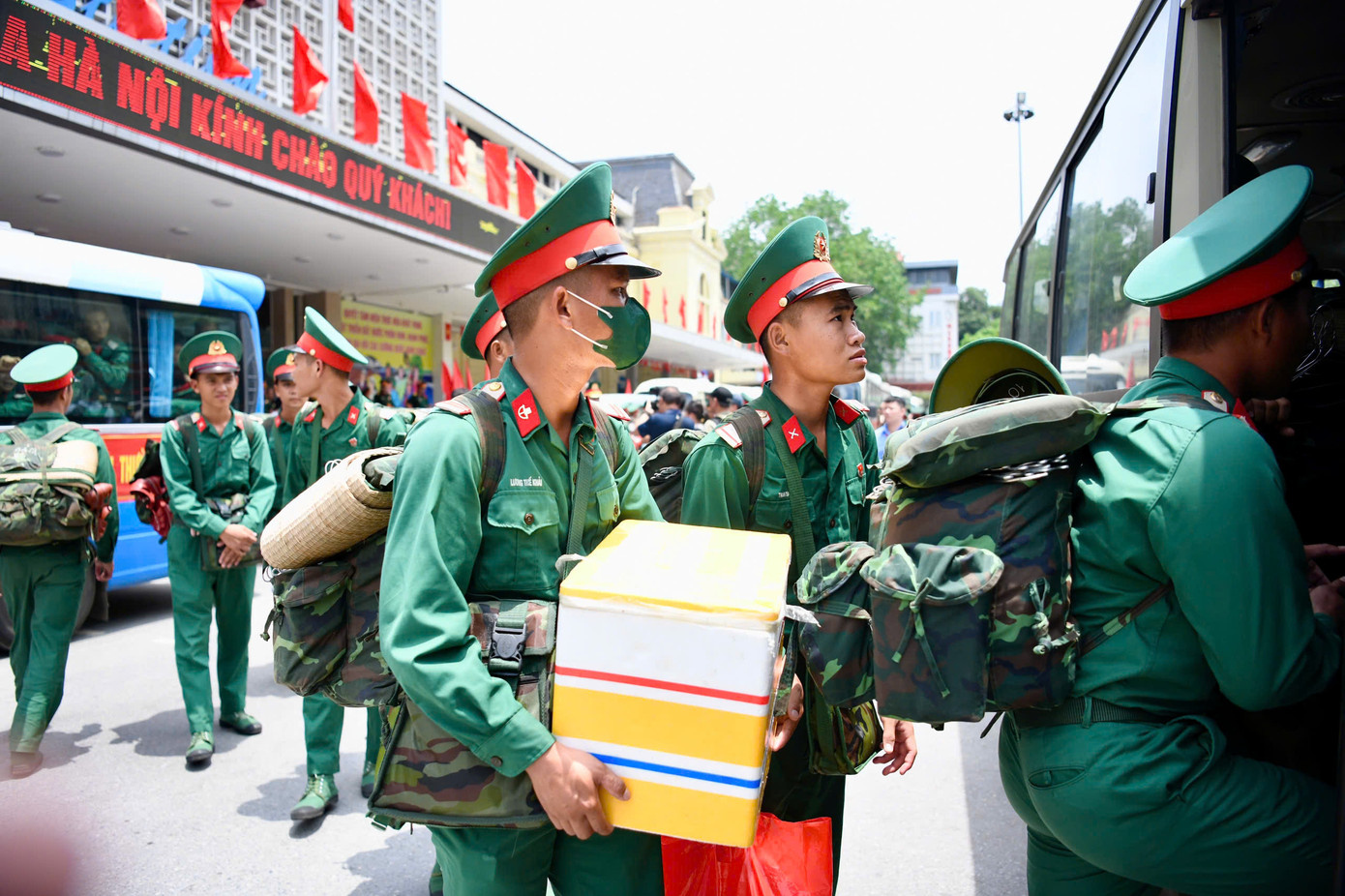 Sau khi tới ga Hà Nội, các lực lượng di chuyển về các địa điểm tập kết đã quy định để được bố trí đảm bảo ăn nghỉ, sinh hoạt, sẵn sàng chuẩn bị luyện tập, thực hiện nhiệm vụ diễu binh, diễu hành.