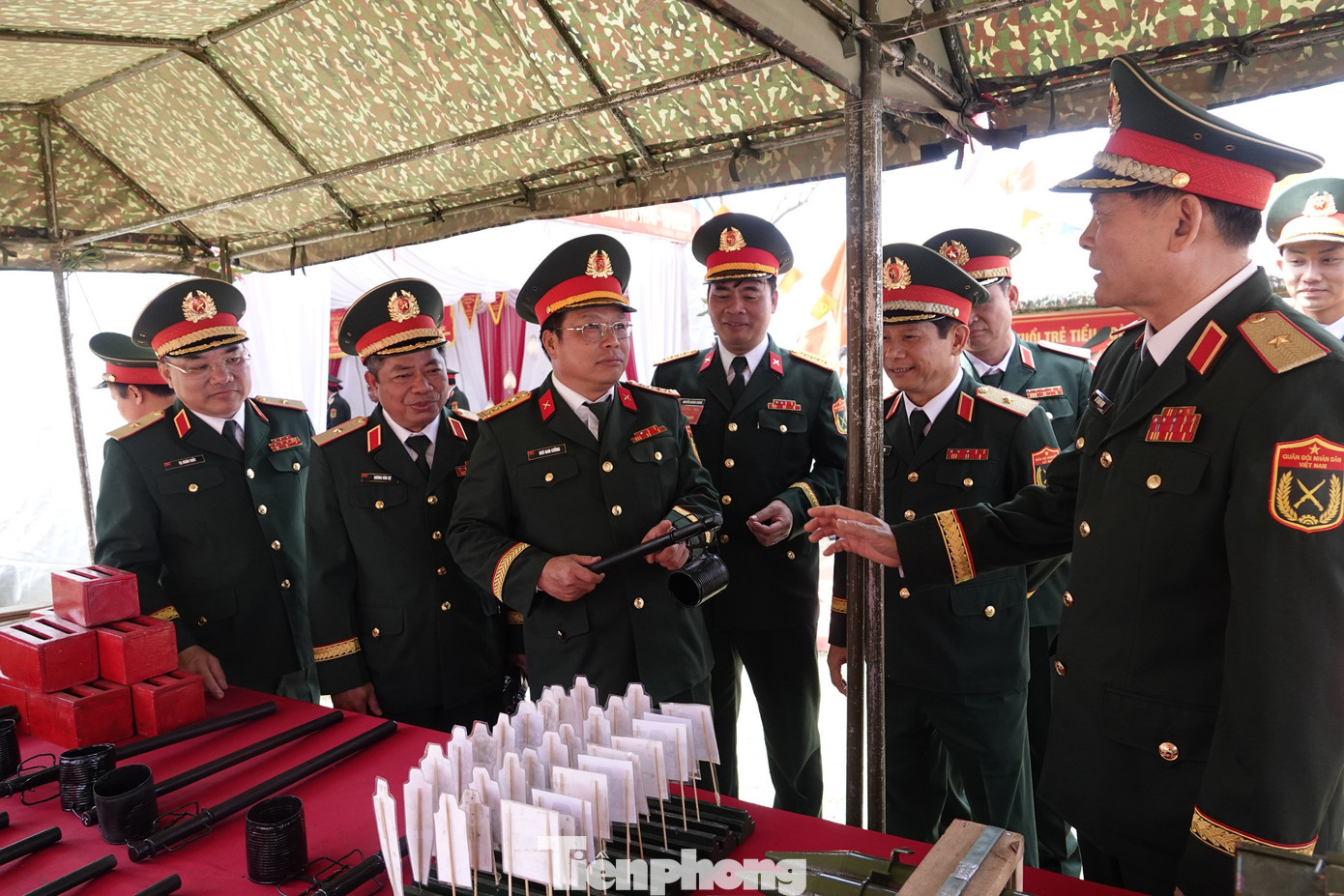 Các đại biểu dự lễ kỷ niệm tham quan Hội trại thanh niên của tuổi trẻ nhà trường.