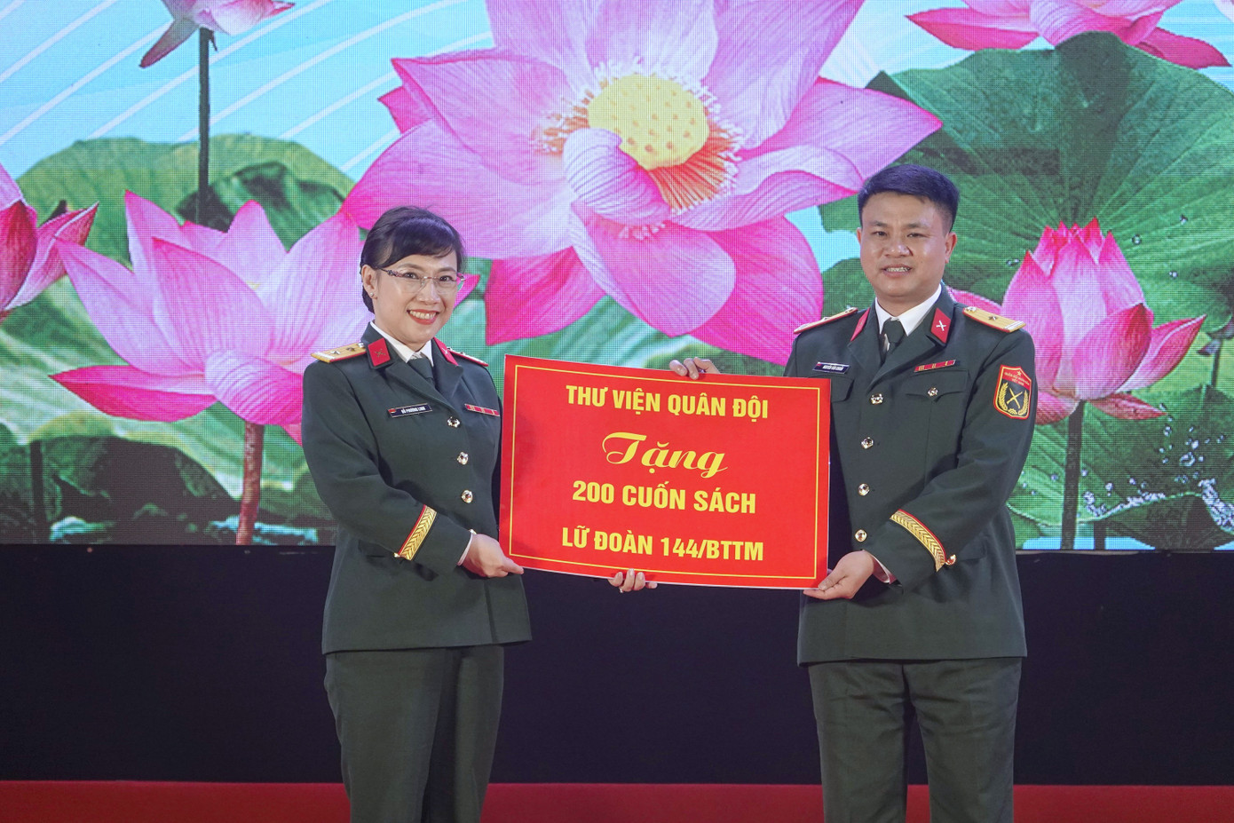 Tại chương trình, lãnh đạo Thư viện Quân đội trao tặng Lữ đoàn 144 (Bộ Tổng tham mưu) 200 cuốn sách.