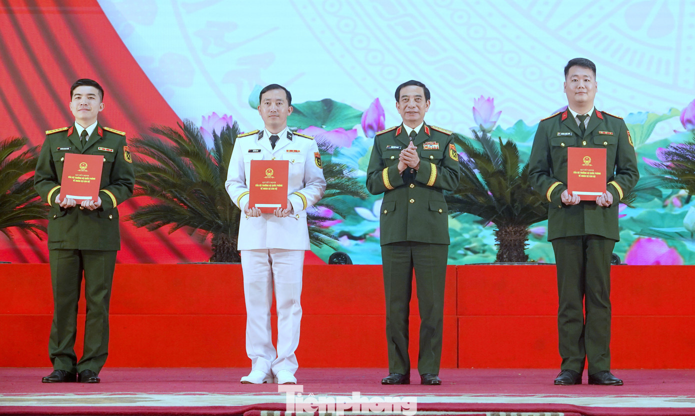 Đại tướng Phan Văn Giang - Bộ trưởng Bộ Quốc phòng, trao các Quyết định tuyển dụng, phong, thăng quân hàm sĩ quan đối với 3 Gương mặt trẻ tiêu biểu toàn quân năm 2024. Ảnh: Nguyễn Minh Đại tướng Phan Văn Giang - Bộ trưởng Bộ Quốc phòng, trao các Quyết định tuyển dụng, phong, thăng quân hàm sĩ quan đối với 3 Gương mặt trẻ tiêu biểu toàn quân năm 2024. Ảnh: Nguyễn Minh