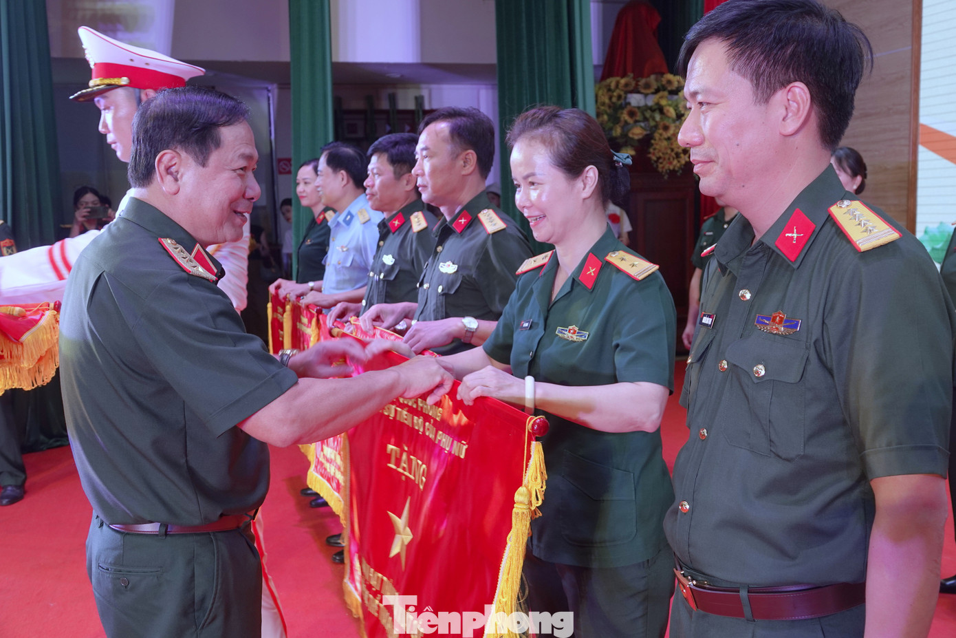 Lãnh đạo Bộ Quốc phòng, Tổng cục Chính trị và Bộ tư lệnh Thủ đô Hà Nội trao thưởng các tập thể, cá nhân xuất sắc tại Liên hoan.