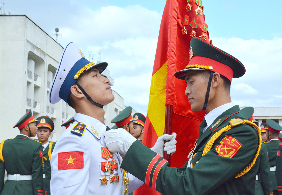 Các quân nhân tham gia khối duyệt binh có tuổi đời từ 19 đến 30 và sở hữu chiều cao từ 1m80 trở lên.