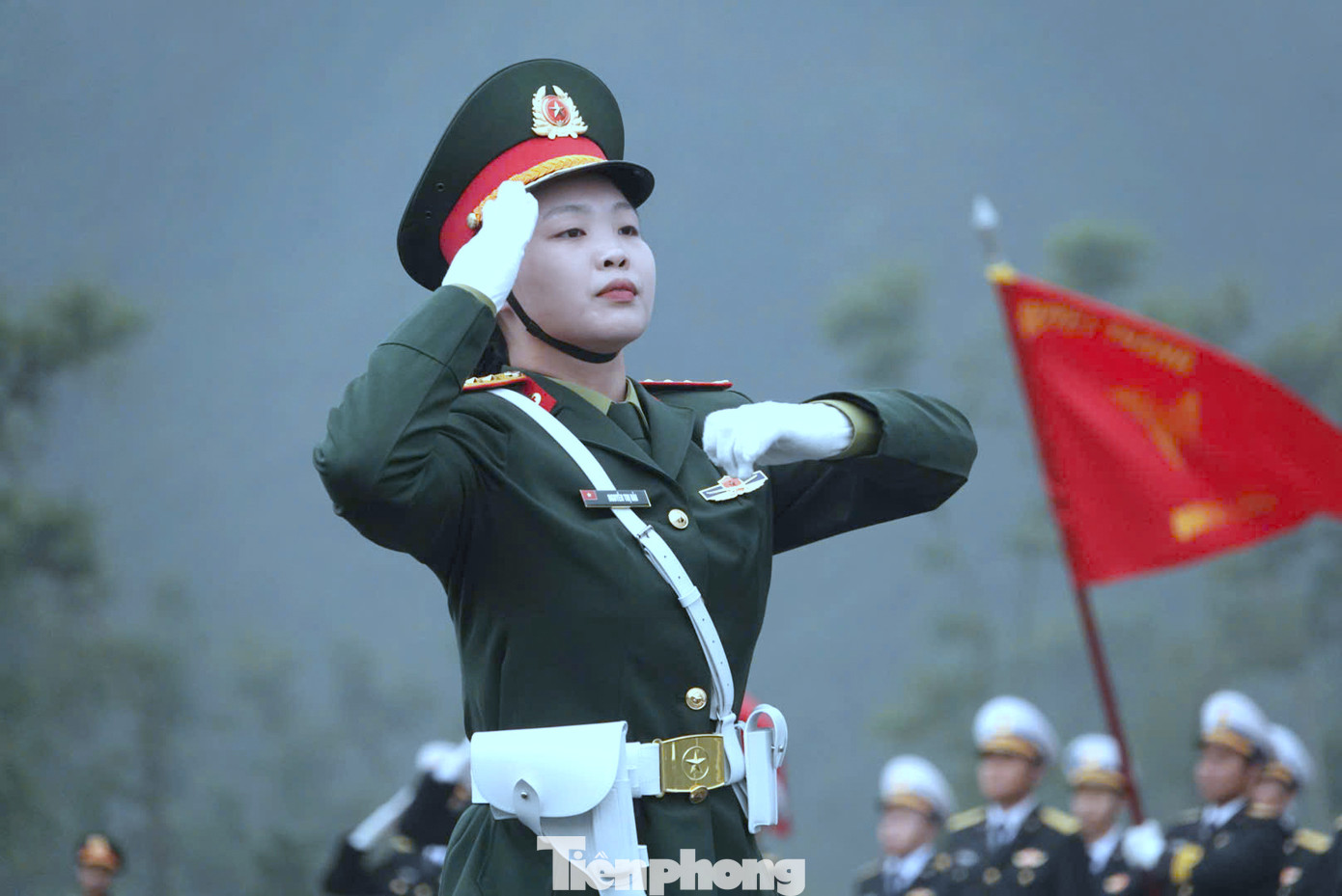 Khối trưởng Khối nữ sĩ quan Quân y với động tác chào điều lệnh khi diễu binh. Khối trưởng Khối nữ sĩ quan Quân y với động tác chào điều lệnh khi diễu binh.