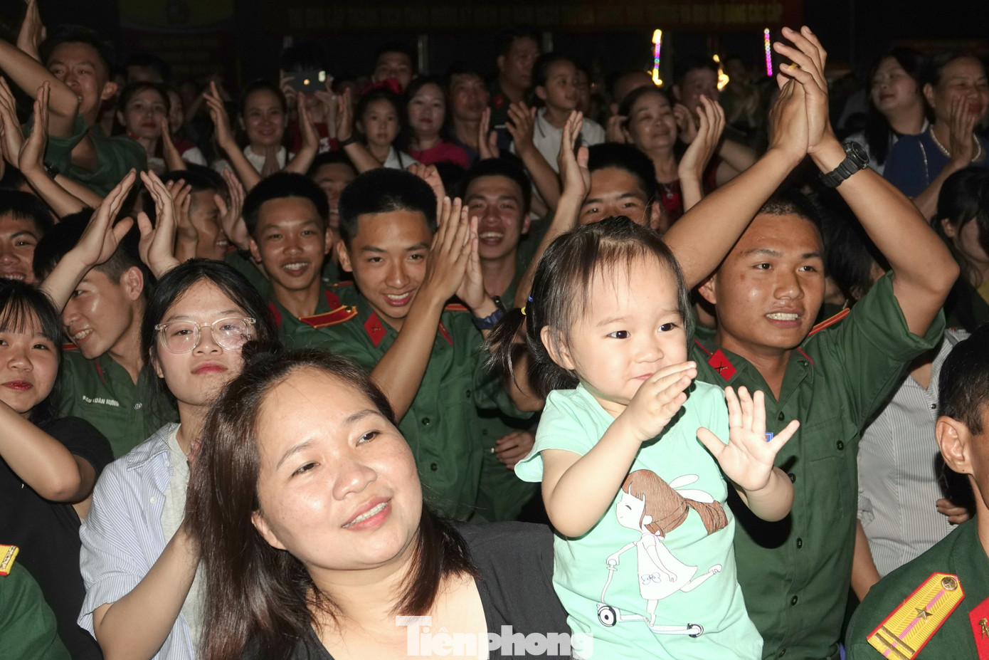 Những màn cổ vũ sôi động của đại biểu, đoàn viên thanh niên và người dân tại chương trình.