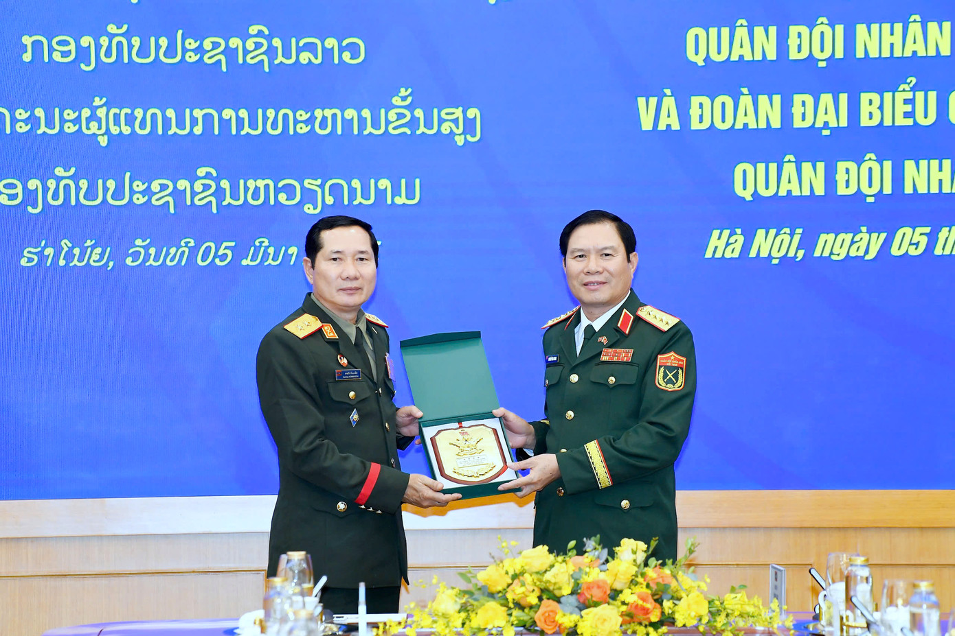 Đại tướng Nguyễn Tân Cương và Trung tướng Saichay Kommasith.