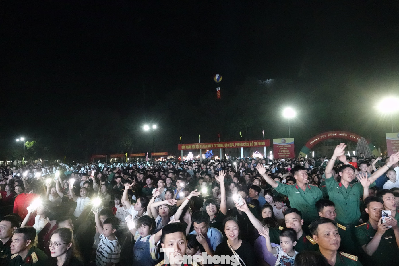 Những màn cổ vũ sôi động của đại biểu, đoàn viên thanh niên và người dân tại chương trình.