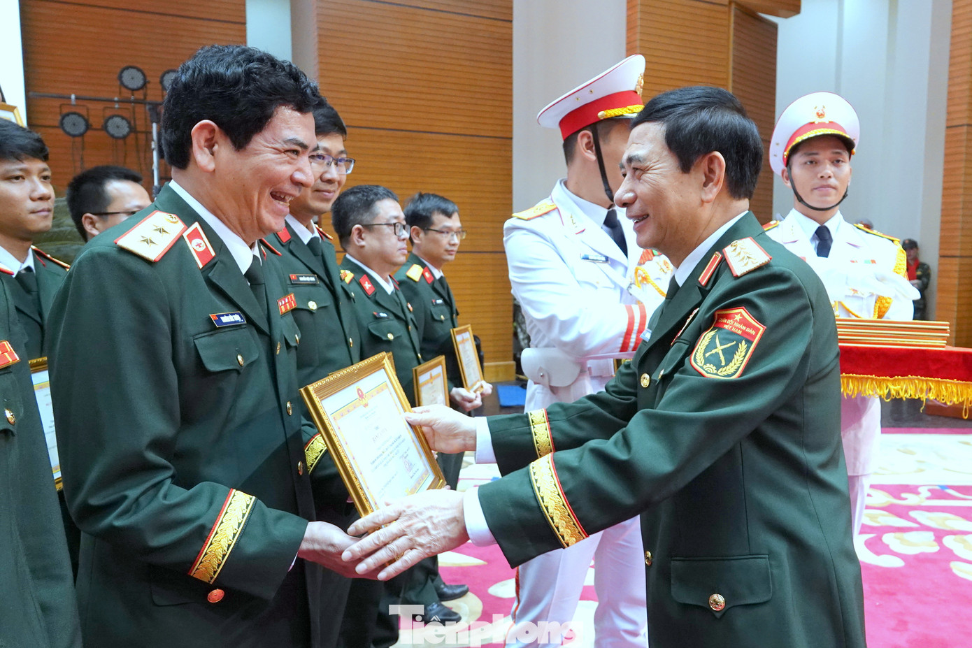 Bộ trưởng Bộ Quốc phòng Phan Văn Giang và Chủ nhiệm Tổng cục Chính trị Quân đội nhân dân Việt Nam Trịnh Văn Quyết trao Bằng khen của Thủ tướng Chính phủ và Bằng khen của Bộ trưởng Bộ Quốc phòng tặng các tập thể, cá nhân tiêu biểu trong tổ chức, tham gia Giải thưởng lần thứ 25 và giai đoạn 2020-2025.