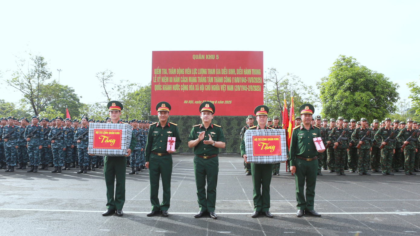 Lãnh đạo Quân khu 5 trao tặng quà động viên các lực lượng của Quân khu làm nhiệm vụ A80.