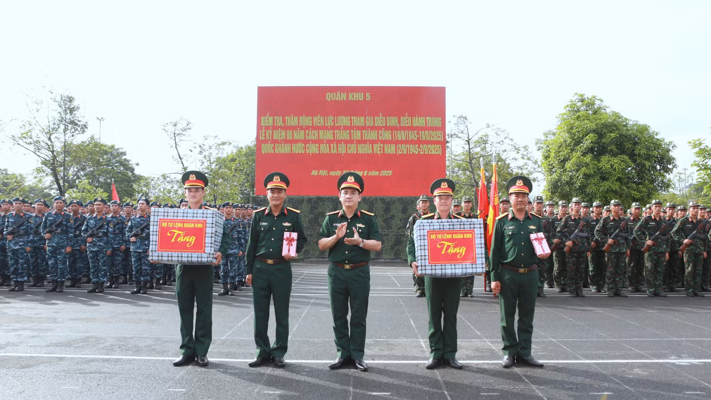 Lãnh đạo Quân khu 5 trao tặng quà động viên các lực lượng của Quân khu làm nhiệm vụ A80.