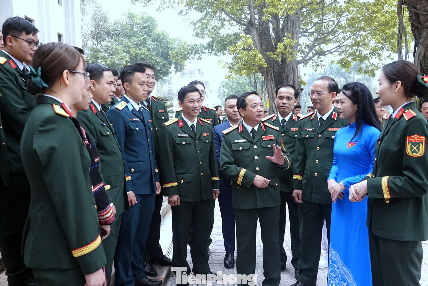 Lãnh đạo Quân ủy Trung ương - Bộ Quốc phòng và Trung ương Đoàn trò chuyện với các đại biểu về dự chương trình tuyên dương. Ảnh: Nguyễn Minh Lãnh đạo Quân ủy Trung ương - Bộ Quốc phòng và Trung ương Đoàn trò chuyện với các đại biểu về dự chương trình tuyên dương. Ảnh: Nguyễn Minh