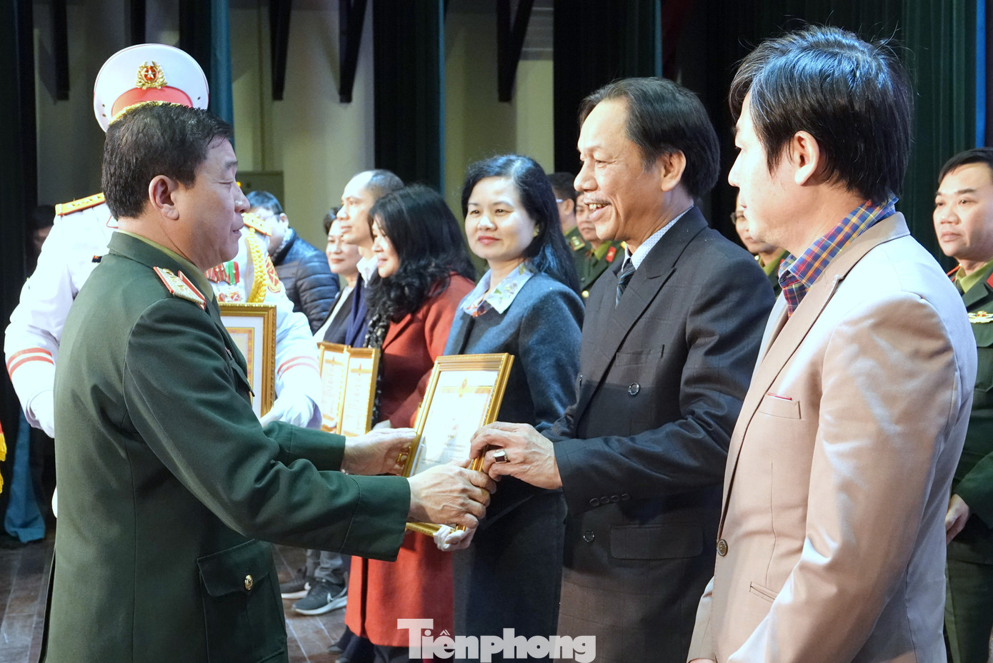 Trung tướng Trương Thiên Tô - Phó Chủ nhiệm Tổng cục Chính trị QĐND Việt Nam, trao Bằng khen của Bộ trưởng Bộ Quốc phòng tặng báo Tiền Phong và các cơ quan, đơn vị có thành tích xuất sắc trong chỉ đạo, tiến hành công tác tuyên truyền báo chí về nhiệm vụ quân sự, quốc phòng và QĐND Việt Nam năm 2024. Trung tướng Trương Thiên Tô - Phó Chủ nhiệm Tổng cục Chính trị QĐND Việt Nam, trao Bằng khen của Bộ trưởng Bộ Quốc phòng tặng báo Tiền Phong và các cơ quan, đơn vị có thành tích xuất sắc trong chỉ đạo, tiến hành công tác tuyên truyền báo chí về nhiệm vụ quân sự, quốc phòng và QĐND Việt Nam năm 2024.