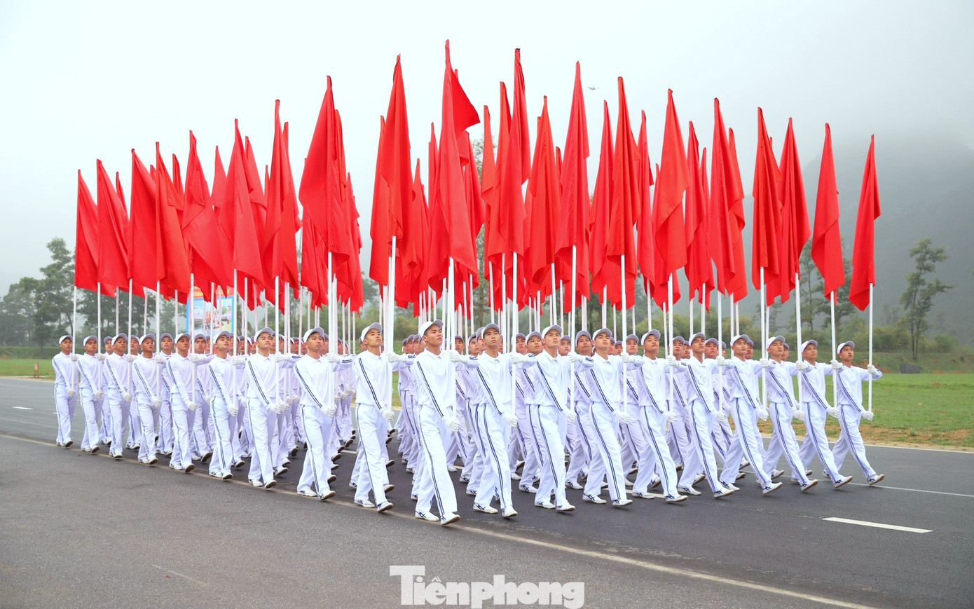 Sau cùng các khối đi là Khối Hồng kỳ. Sau cùng các khối đi là Khối Hồng kỳ.